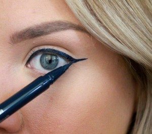 HOW TO PREVENT YOUR EYELINER FROM RUNNING